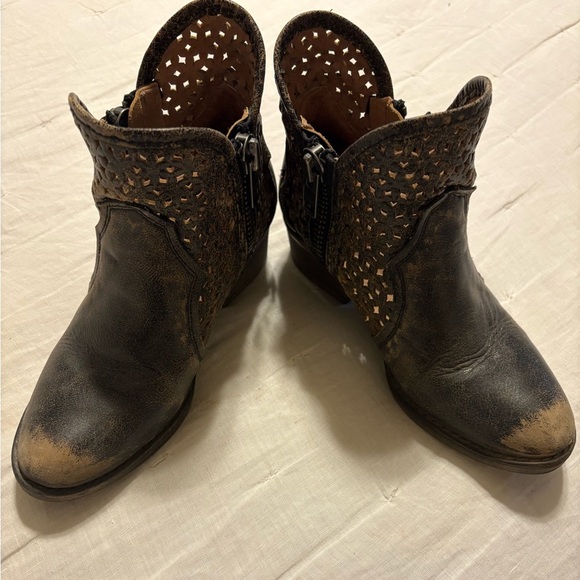 Circle G Women's Distressed Leather Ankle Boots - Picture 4 of 5